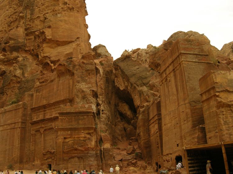 petra - tumbs