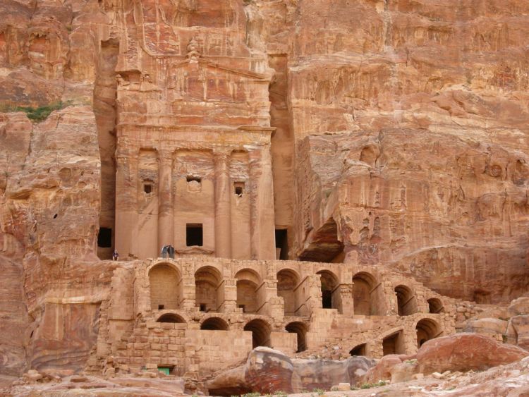 petra - tumbs
