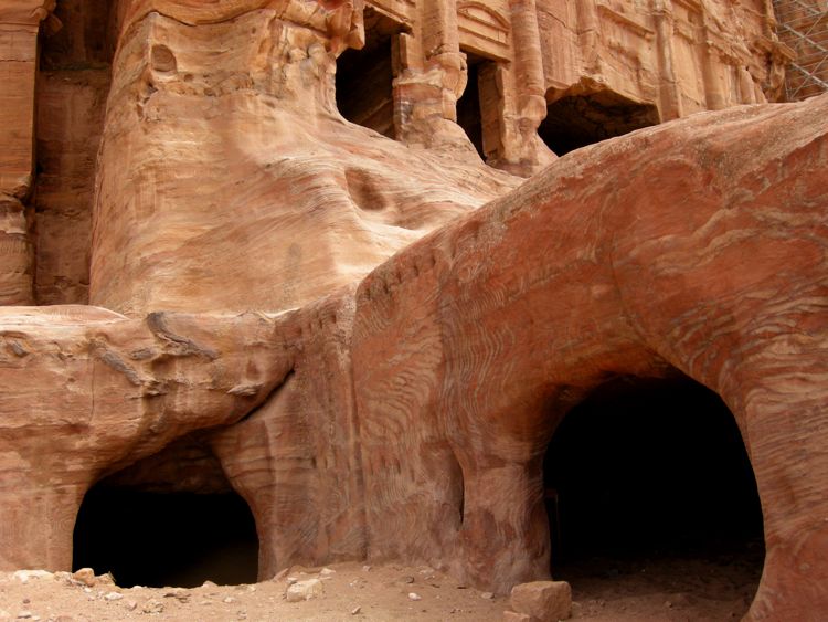 petra - tumbs