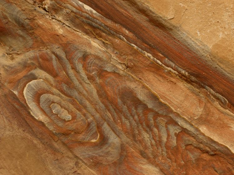petra - rock detail on the way to the monastery